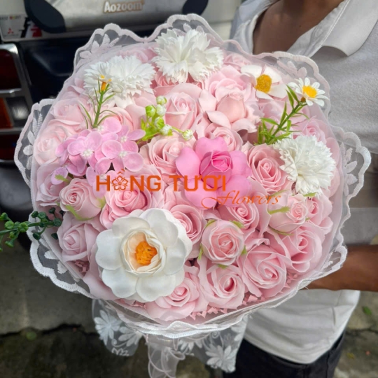 Bó Hoa Sáp Hồng Pastel Phối Hoa Trắng Viền Ren