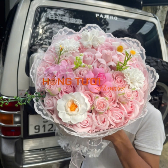 Bó Hoa Sáp Hồng Pastel Phối Hoa Trắng Viền Ren
