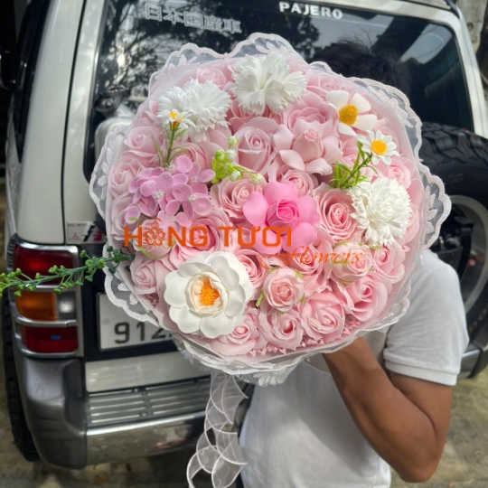 Bó Hoa Sáp Hồng Pastel Phối Hoa Trắng Viền Ren