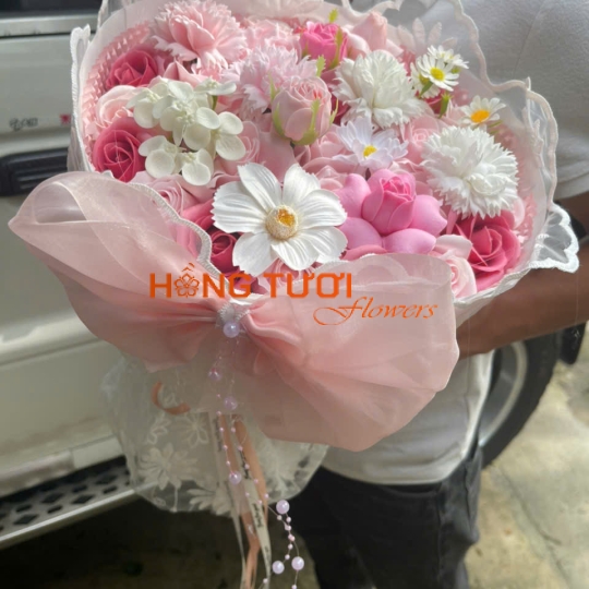 Bó Hoa Sáp Hồng Phấn Phối Hoa Trắng Nơ Voan