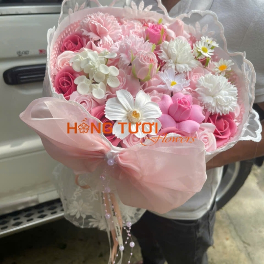 Bó Hoa Sáp Hồng Phấn Phối Hoa Trắng Nơ Voan