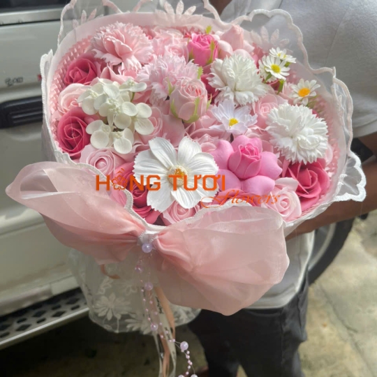 Bó Hoa Sáp Hồng Phấn Phối Hoa Trắng Nơ Voan