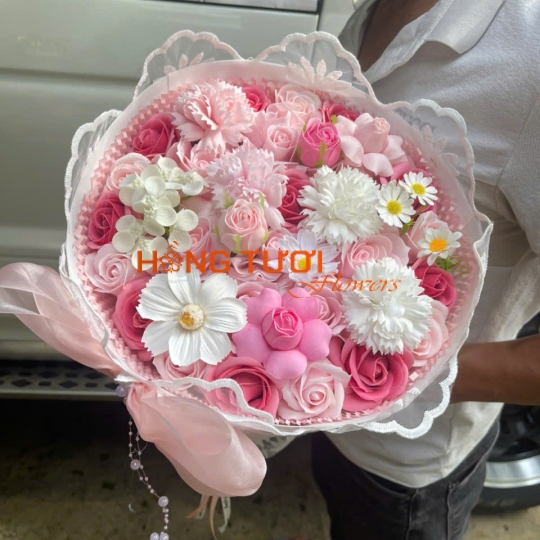 Bó Hoa Sáp Hồng Phấn Phối Hoa Trắng Nơ Voan