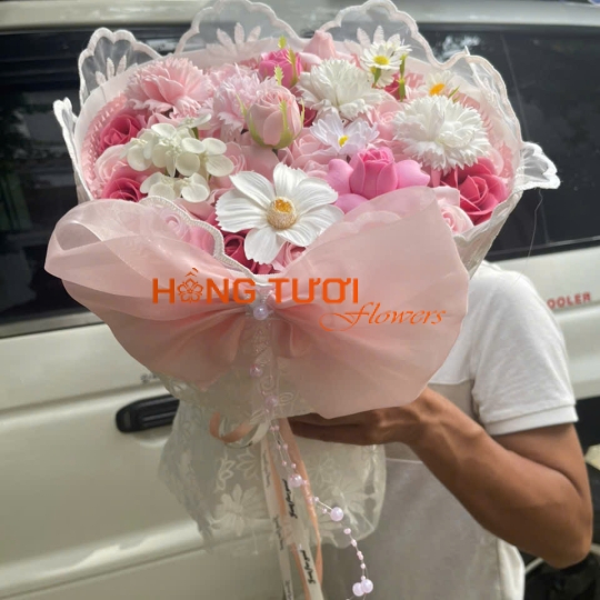 Bó Hoa Sáp Hồng Phấn Phối Hoa Trắng Nơ Voan