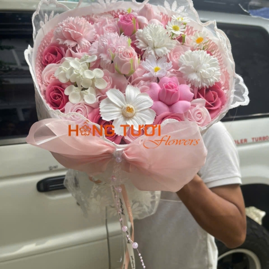 Bó Hoa Sáp Hồng Phấn Phối Hoa Trắng Nơ Voan