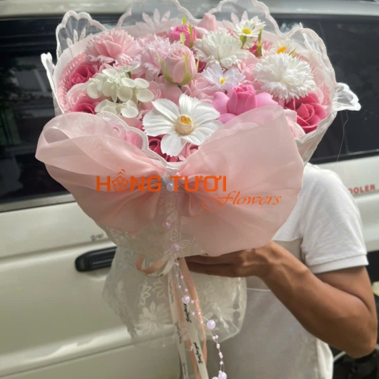 Bó Hoa Sáp Hồng Phấn Phối Hoa Trắng Nơ Voan