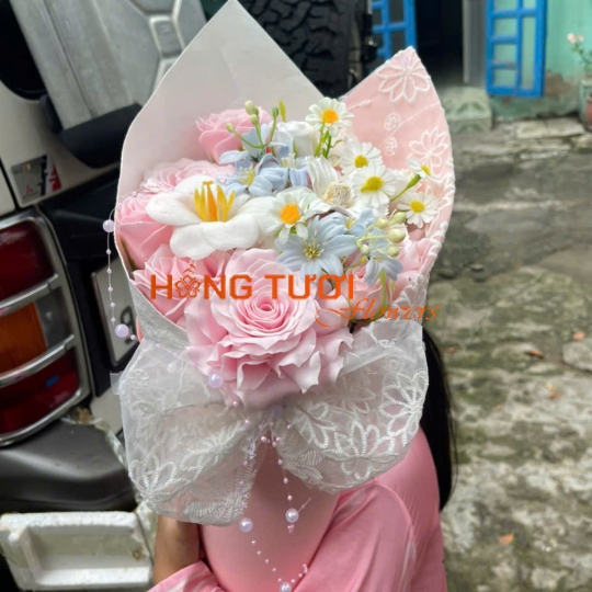 Bó Hoa Sáp Hồng Phấn Phối Hoa Trắng Viền Ren