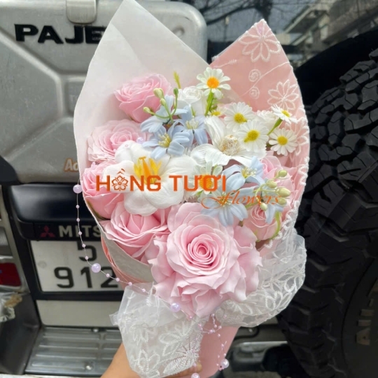 Bó Hoa Sáp Hồng Phấn Phối Hoa Trắng Viền Ren