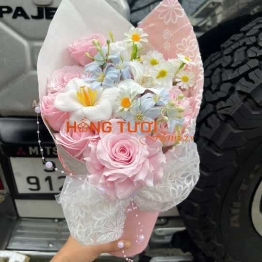 Bó Hoa Sáp Hồng Phấn Phối Hoa Trắng Viền Ren