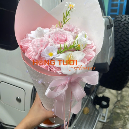 Bó Hoa Sáp Hồng Phấn Phối Hoa Trắng Nơ Lụa