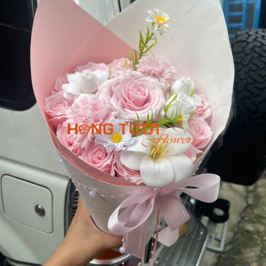 Bó Hoa Sáp Hồng Phấn Phối Hoa Trắng Nơ Lụa