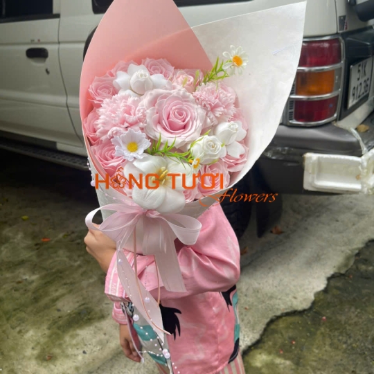 Bó Hoa Sáp Hồng Phấn Phối Hoa Trắng Nơ Lụa