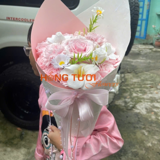 Bó Hoa Sáp Hồng Phấn Phối Hoa Trắng Nơ Lụa