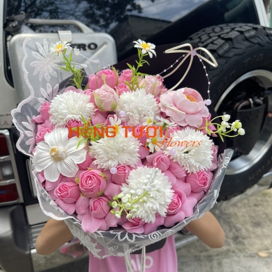 Bó Hoa Sáp Hồng Phối Hoa Trắng Viền Ren