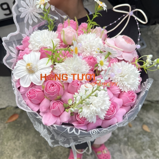 Bó Hoa Sáp Hồng Phối Hoa Trắng Viền Ren