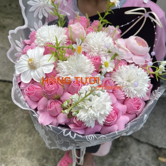 Bó Hoa Sáp Hồng Phối Hoa Trắng Viền Ren