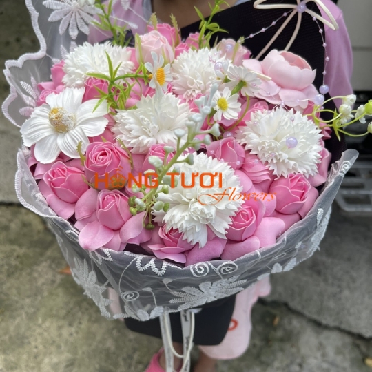 Bó Hoa Sáp Hồng Phối Hoa Trắng Viền Ren
