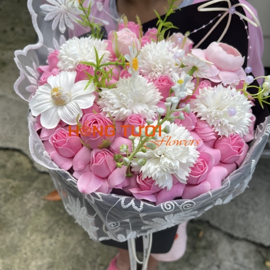 Bó Hoa Sáp Hồng Phối Hoa Trắng Viền Ren