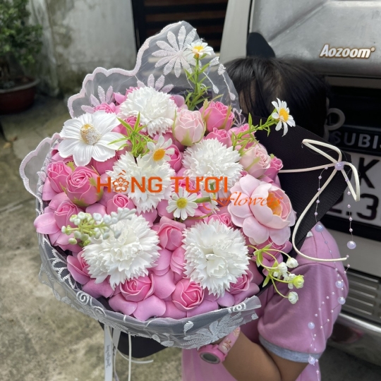 Bó Hoa Sáp Hồng Phối Hoa Trắng Viền Ren