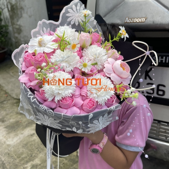 Bó Hoa Sáp Hồng Phối Hoa Trắng Viền Ren