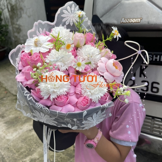 Bó Hoa Sáp Hồng Phối Hoa Trắng Viền Ren