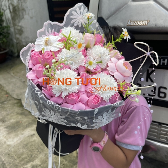 Bó Hoa Sáp Hồng Phối Hoa Trắng Viền Ren