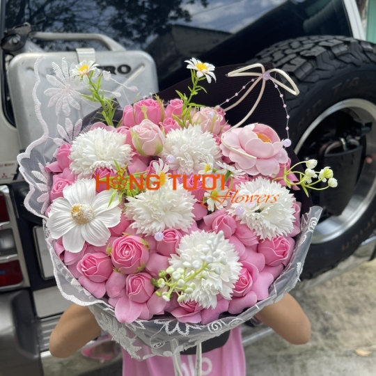 Bó Hoa Sáp Hồng Phối Hoa Trắng Viền Ren