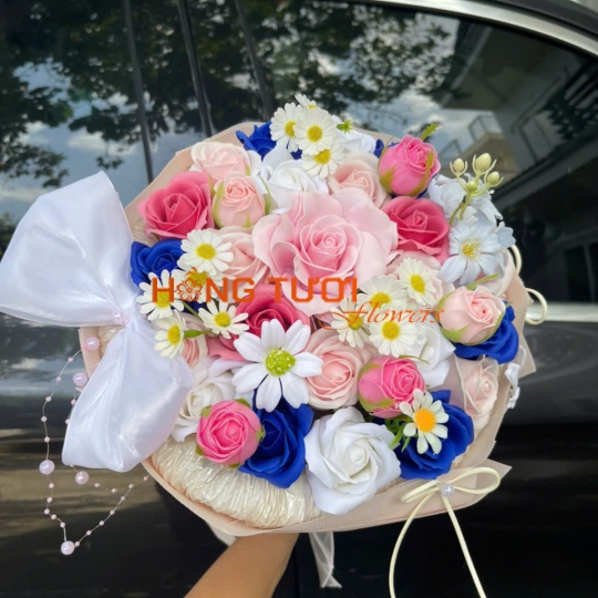 Bó Hoa Sáp Hồng Phối Xanh Dương Và Hoa Trắng