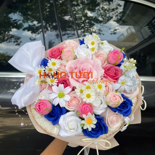 Bó Hoa Sáp Hồng Phối Xanh Dương Và Hoa Trắng