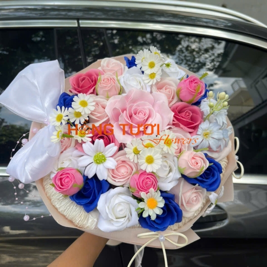 Bó Hoa Sáp Hồng Phối Xanh Dương Và Hoa Trắng