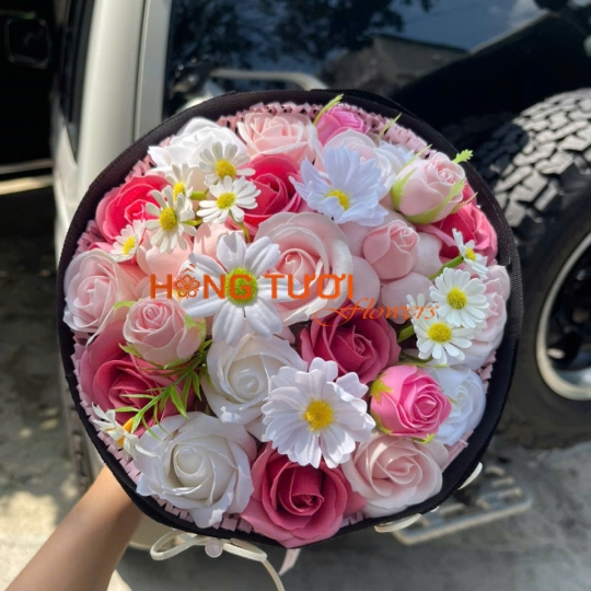 Bó Hoa Sáp Hồng Trắng Phối Hoa Cúc Dáng Tròn