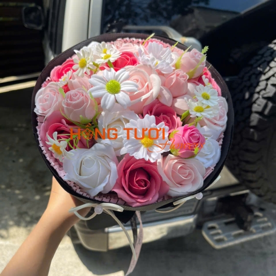 Bó Hoa Sáp Hồng Trắng Phối Hoa Cúc Dáng Tròn