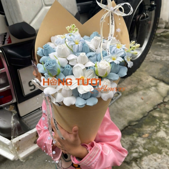 Bó Hoa Sáp Xanh Pastel Phối Trắng Gói Giấy Kraft