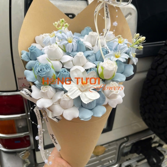 Bó Hoa Sáp Xanh Pastel Phối Trắng Gói Giấy Kraft