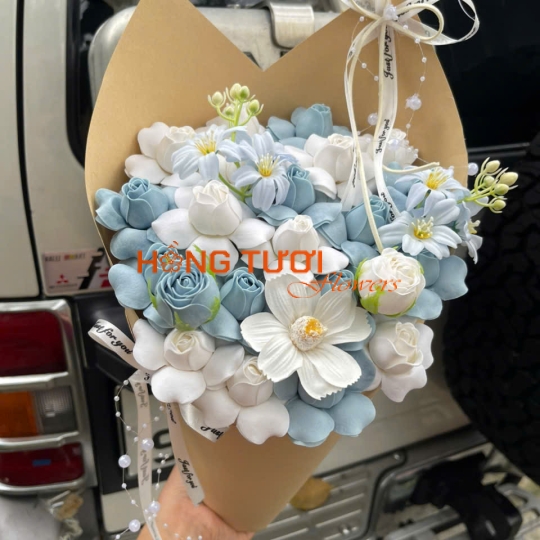 Bó Hoa Sáp Xanh Pastel Phối Trắng Gói Giấy Kraft
