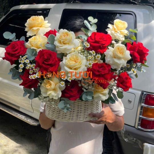 Giỏ Hoa Hồng Đỏ Phối Hồng Vàng Kem