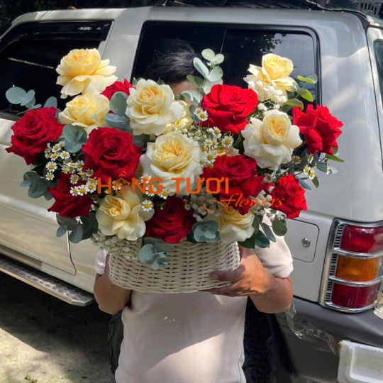 Giỏ Hoa Hồng Đỏ Phối Hồng Vàng Kem