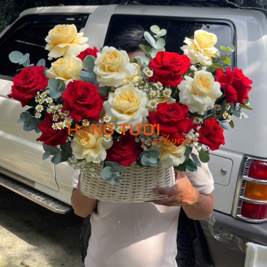 Giỏ Hoa Hồng Đỏ Phối Hồng Vàng Kem