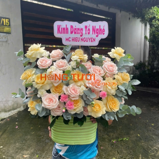 Giỏ Hoa Hồng Tươi Hồng Phấn Phối Vàng Kem