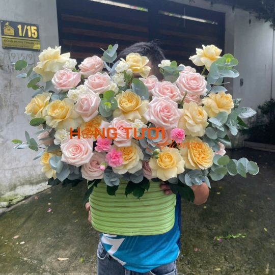 Giỏ Hoa Hồng Tươi Hồng Phấn Phối Vàng Kem