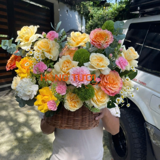 Giỏ Hoa Hồng Vàng Kem Phối Cẩm Chướng Hồng