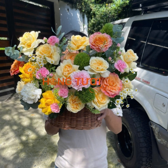Giỏ Hoa Hồng Vàng Kem Phối Cẩm Chướng Hồng