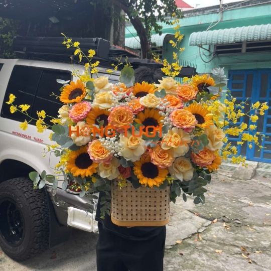 Giỏ Hoa Hướng Dương Phối Hồng Cam Đào Và Hoa Vàng