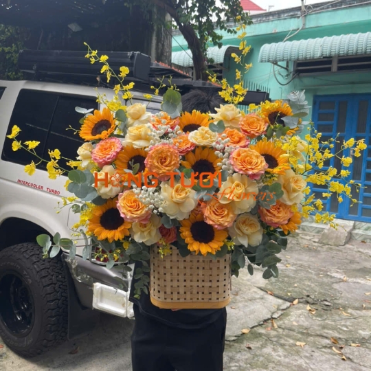 Giỏ Hoa Hướng Dương Phối Hồng Cam Đào Và Hoa Vàng