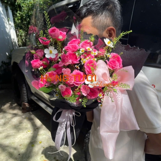 Bó Hoa Hồng Chùm Hồng Đậm Phối Cúc Trắng Nơ Hồng