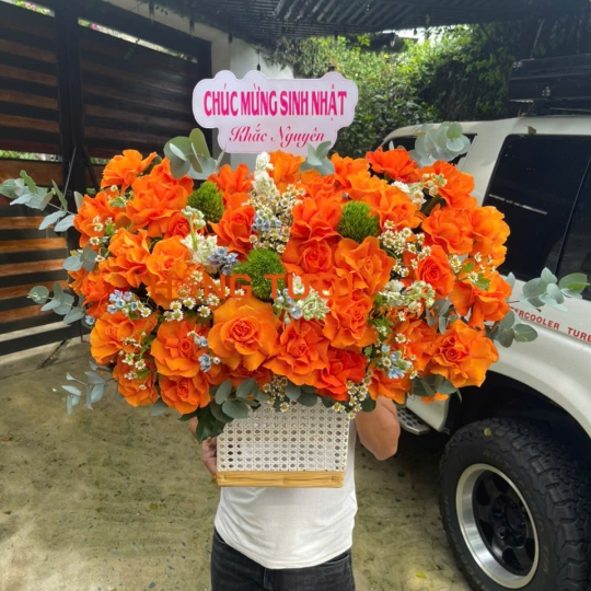 Giỏ Hoa Tươi Hồng Cam Phối Hoa Trắng
