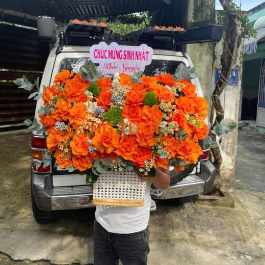Giỏ Hoa Tươi Hồng Cam Phối Hoa Trắng