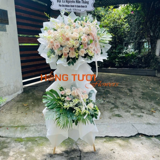 Kệ Hoa Chia Buồn Hai Tầng Hồng Kem Phối Hoa Trắng