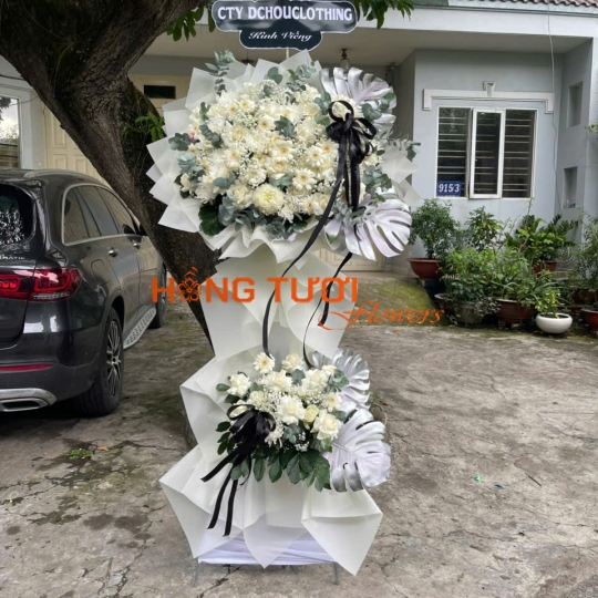 Kệ Hoa Chia Buồn Trắng Hai Tầng Phối Nơ Đen