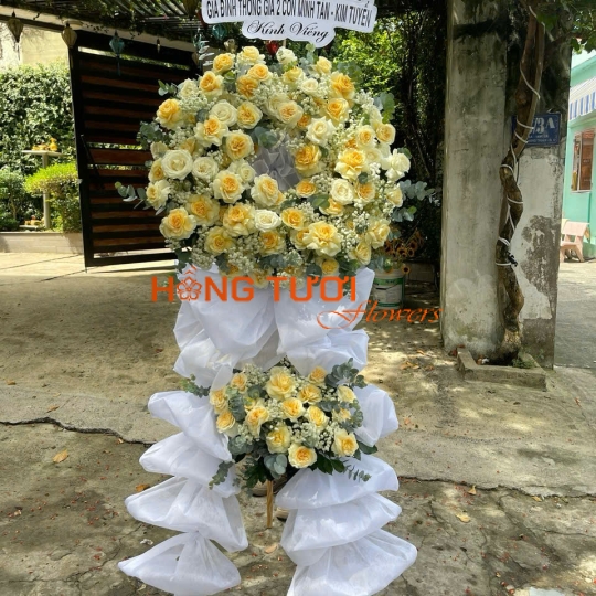 Kệ Hoa Chia Buồn Vòng Hồng Vàng Kem Hai Tầng